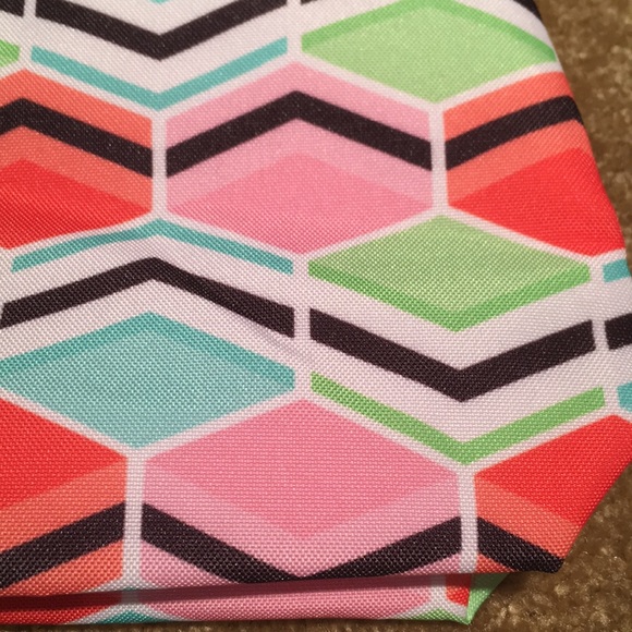 Clinique Geometric Make-up Bag - Picture 2 of 8